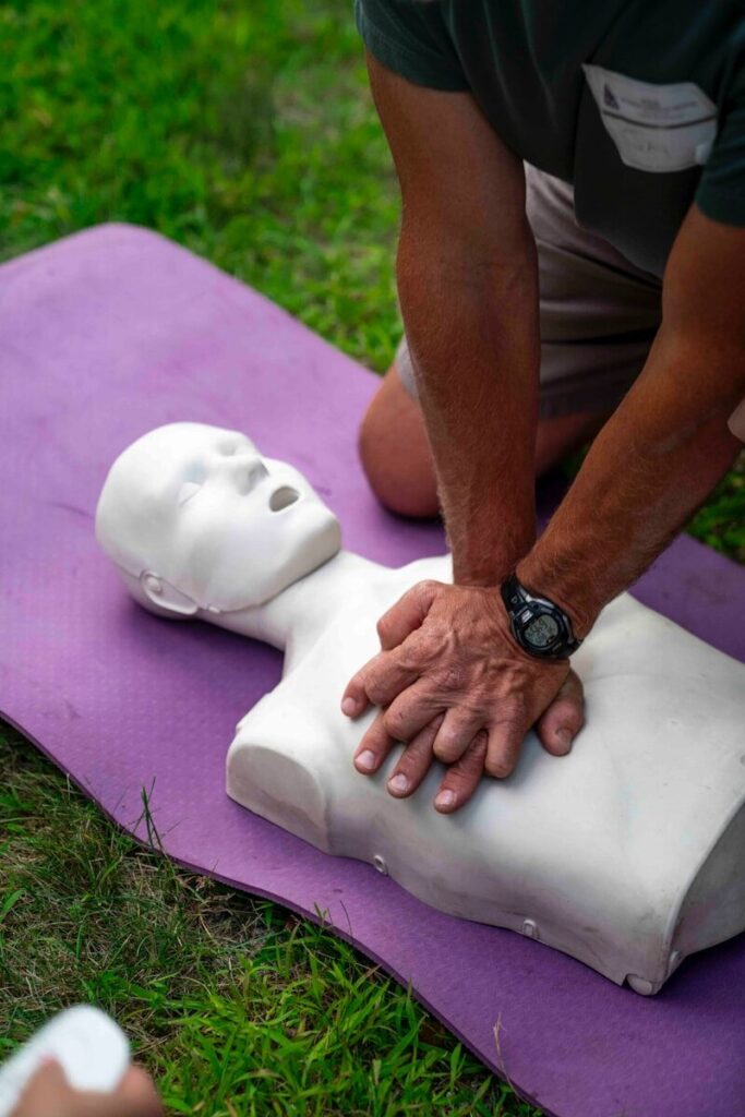 Nos formations Person practicing cpr on a training dummy