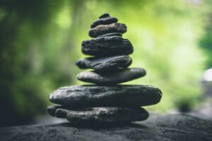 Qui doit suivre une formation BLS-AED ? black stacking stones on gray surface