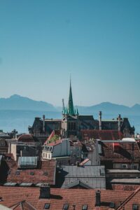 Formation premiers secours BLS-AED à Lausanne houses near body of water during daytime
