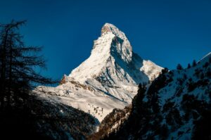 Qui doit suivre une formation BLS-AED ? A snow covered mountain with trees in the foreground