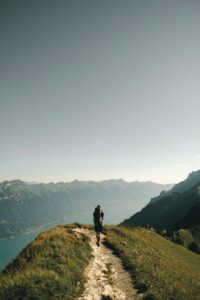 Qui doit suivre une formation BLS-AED ? person hiking above mountain overlooking river